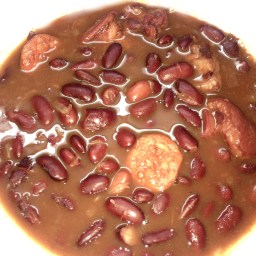 JUDIAS PINTAS CON CHORIZO Y OREJA