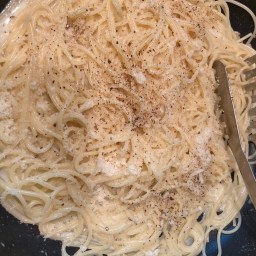 SPAGUETTIS  CACIO E PEPE (con queso y pimienta)