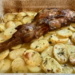 PALETILLA DE CORDERO LECHAL AL HORNO CON PATATAS