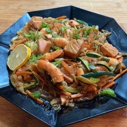 WOK DE NOODLES CON SALMON, LANGOSTINOS Y VERDURITAS